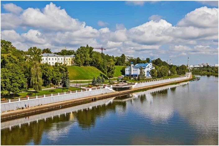 Вид на реку, парк и гребную станцию с моста через реку Соди. Гомель. Беларусь © Сергей Афанасьев / Фотобанк Лори