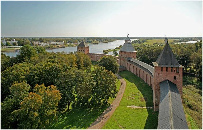 Вид на крепостные стены с башни Кокуй в Новгороде © Артем Самохвалов / Lori Stock Photobank