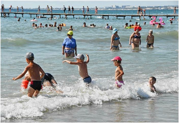 Курорт в Анапе на Черном море. Дети купаются в море летом © Ирина Овчинникова / Фотобанк Лори