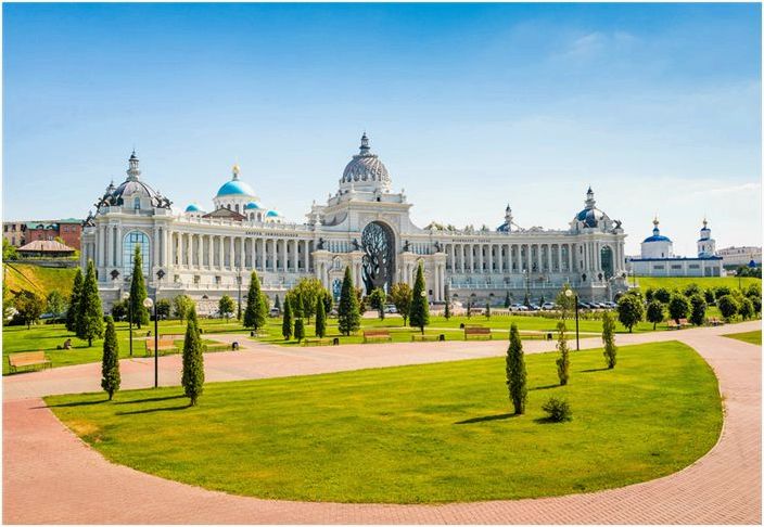 Крестьянский дворец в солнечный летний день. Казань© Е. О. / Фотобанк Лори