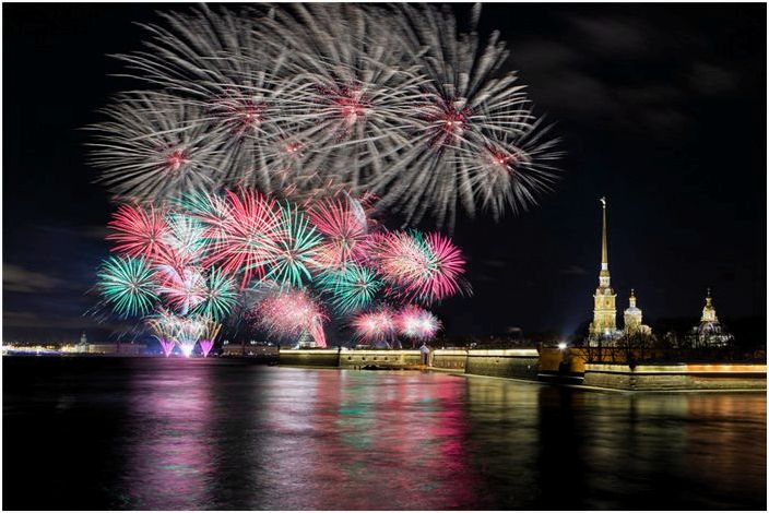 Санкт-Петербург. Фейерверк на фоне крепости Петру и столба©Игорь Литвяк / Фотобанк Лори