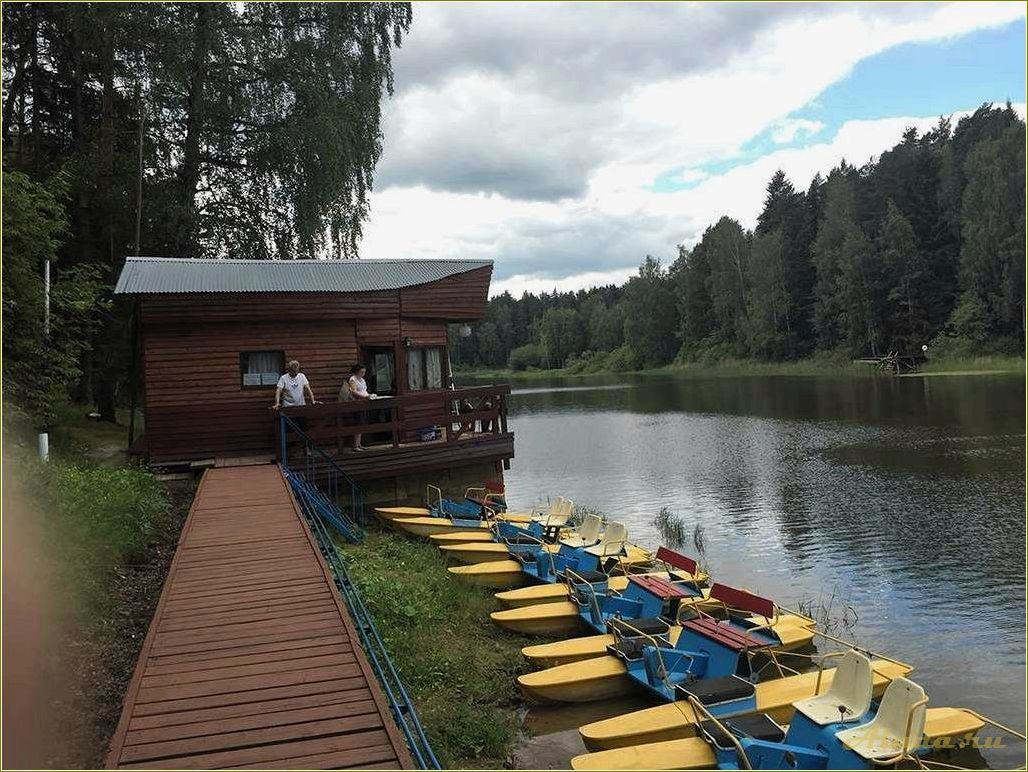 База отдыха рядом с озером в Свердловской области