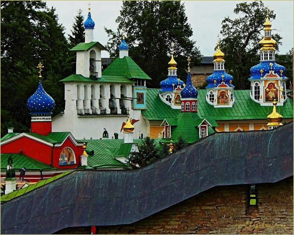 Псково-Печерский монастырь — история, архитектура и святыни одной из самых известных достопримечательностей Псковской области