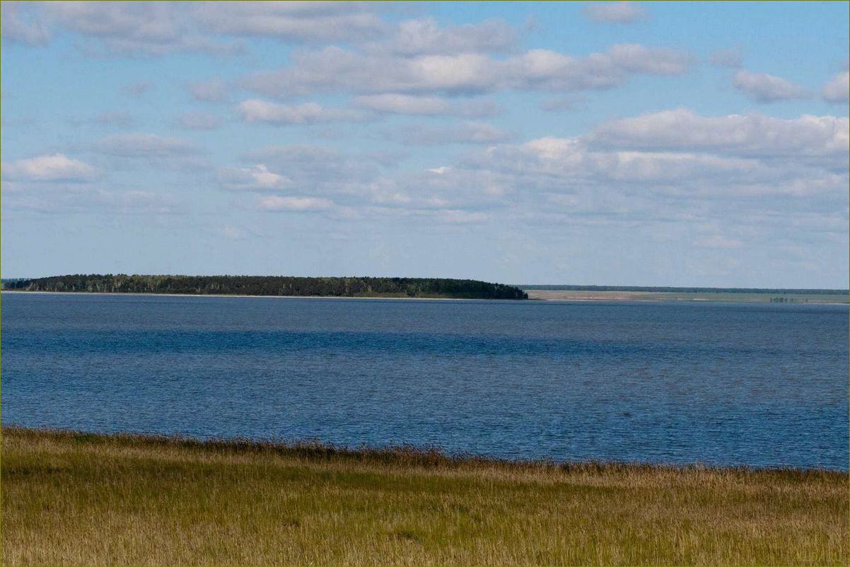 Исследуйте потрясающую природу и уникальные возможности отдыха на озере Медвежье в Курганской области