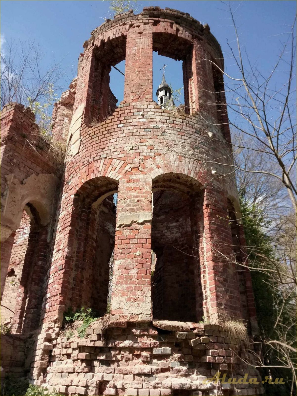 Основные достопримечательности Новгородской области — уникальные исторические памятники, живописные природные ландшафты и национальные парки, интересные музеи и культурные объекты, которые обязательно стоит посетить