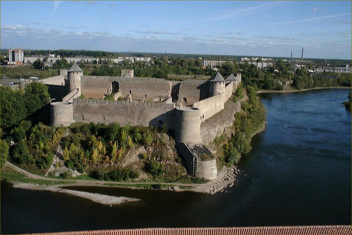 (ивангородская, крепость, историческая, культурная, достопримечательность) Ивангородская крепость — историческая и культурная достопримечательность Ленинградской области